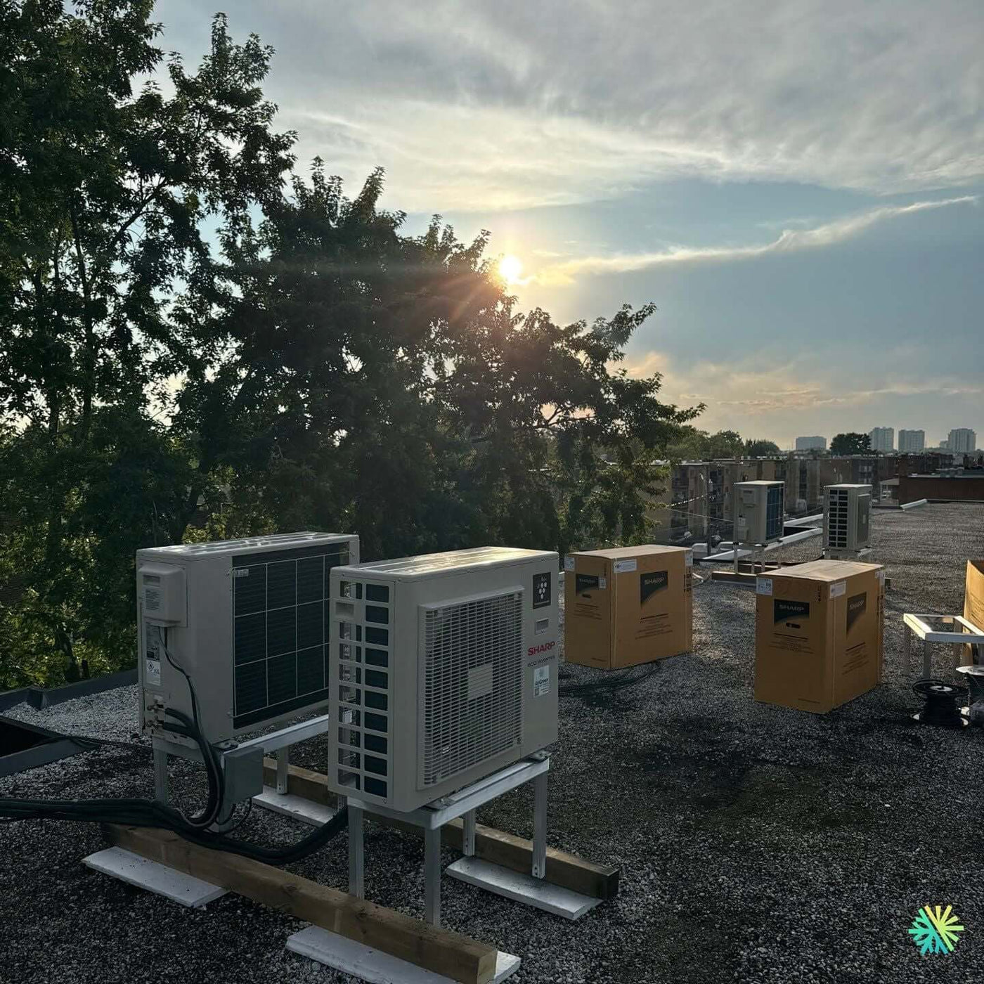 Installation d’une thermopompe Sharp BU Multi-Zone sur toit plat à Rosemont–La Petite-Patrie