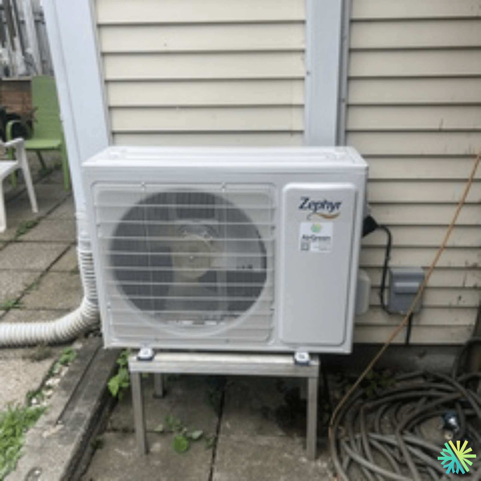 Installation d’une thermopompe murale Zephyr à LaSalle (Montréal) : confort 4 saisons et installation propre sur support surélevé