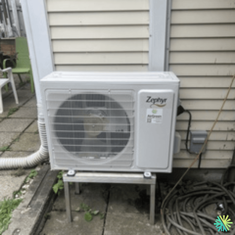 Installation d’une thermopompe murale Zephyr à LaSalle (Montréal) : confort 4 saisons et installation propre sur support surélevé