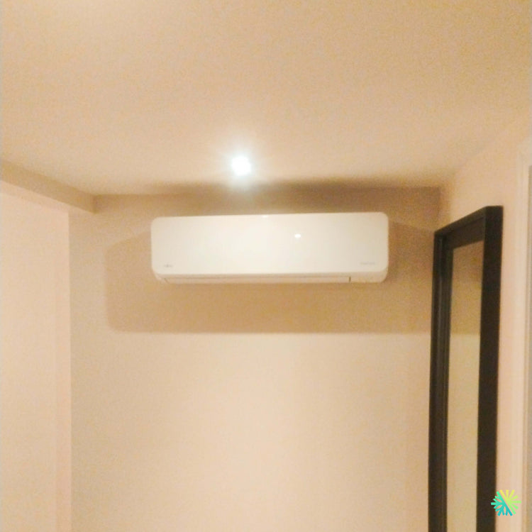 Installation d’une thermopompe double zone Fujitsu AIRSTAGE Aquila XLTH à Baie-D’Urfé, dans l’ouest de Montréal