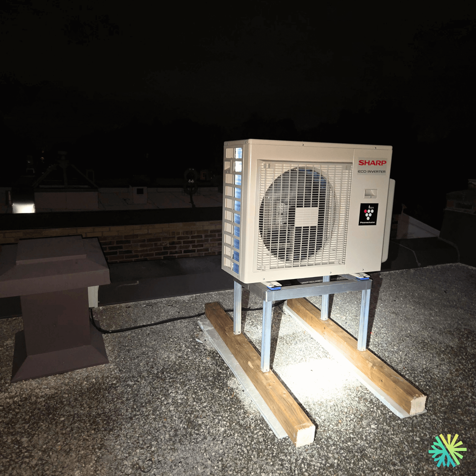 Installation d’une thermopompe murale Sharp ZU1 sur toit à Ville-Marie (Montréal)