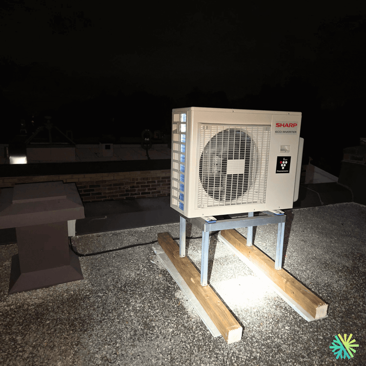 Installation d’une thermopompe murale Sharp ZU1 sur toit à Ville-Marie (Montréal)