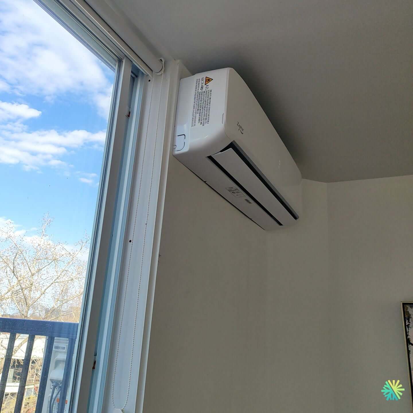 Installation d’une thermopompe murale Midea28 dans un condo du Plateau-Mont-Royal, Montréal