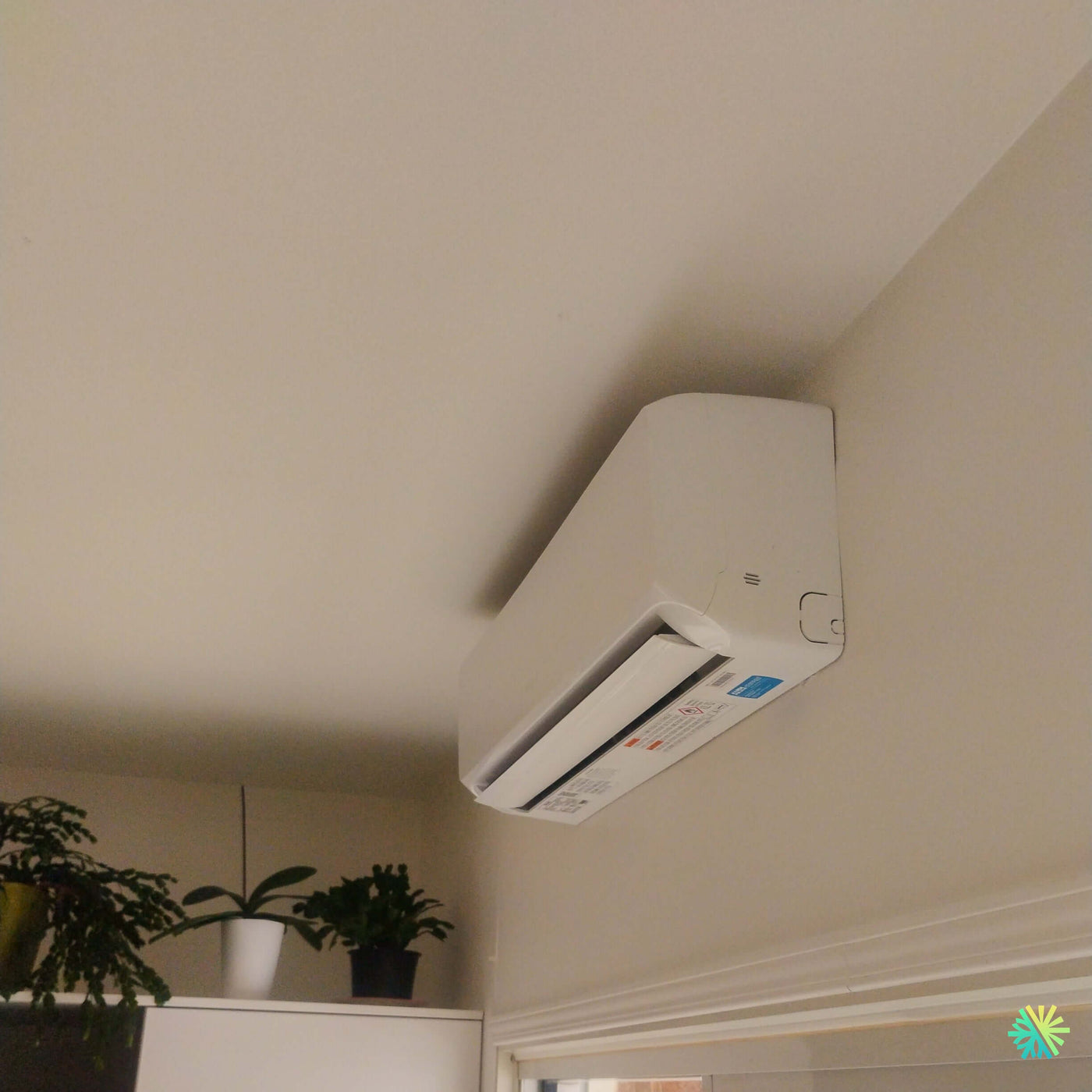 Installation d’une thermopompe murale GREE CHARMO R32 à Rosemont–La Petite-Patrie, Montréal : un climatiseur Mini Split compact pour un espace résidentiel en hauteur