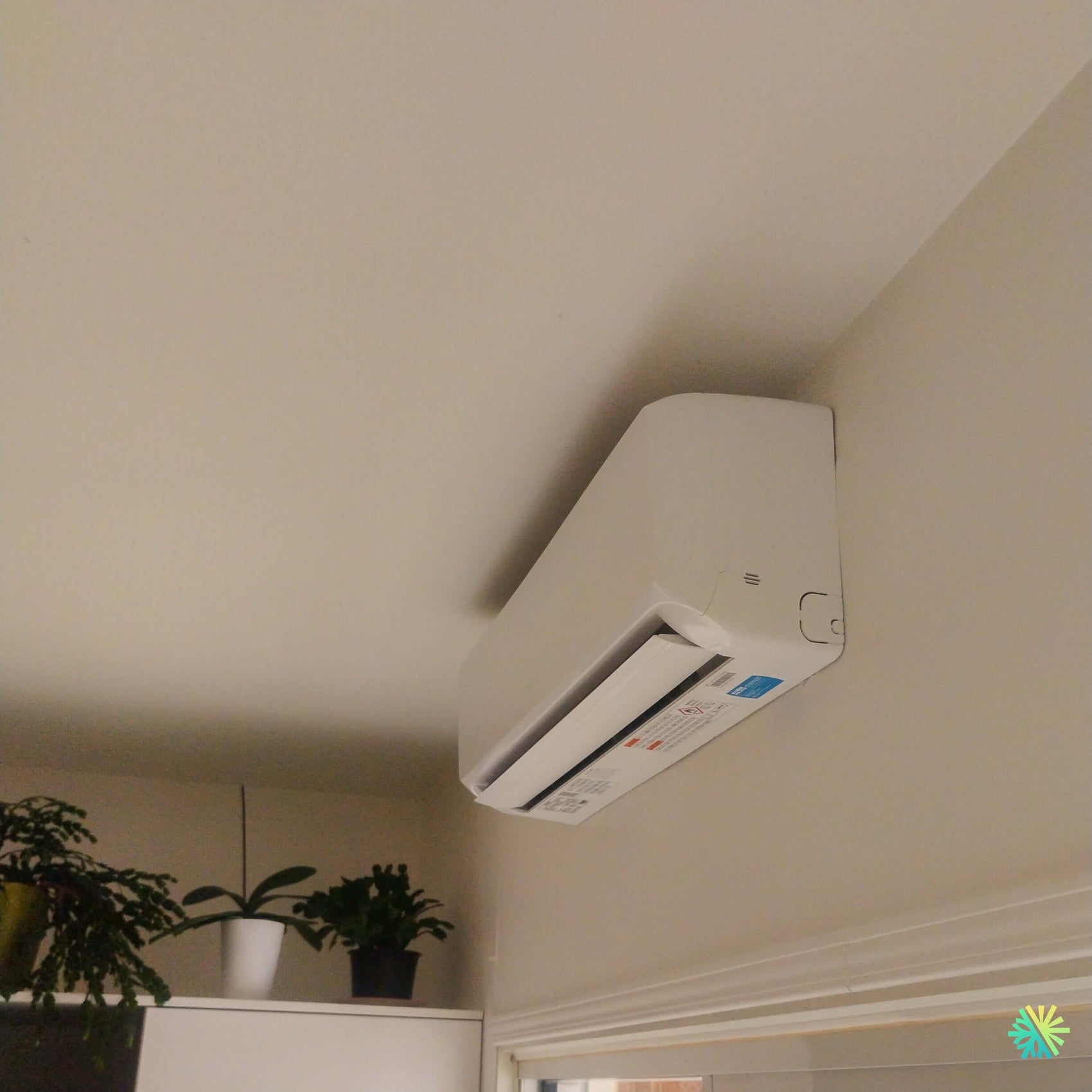 Installation d’une thermopompe murale GREE CHARMO R32 à Rosemont–La Petite-Patrie, Montréal : un climatiseur Mini Split compact pour un espace résidentiel en hauteur
