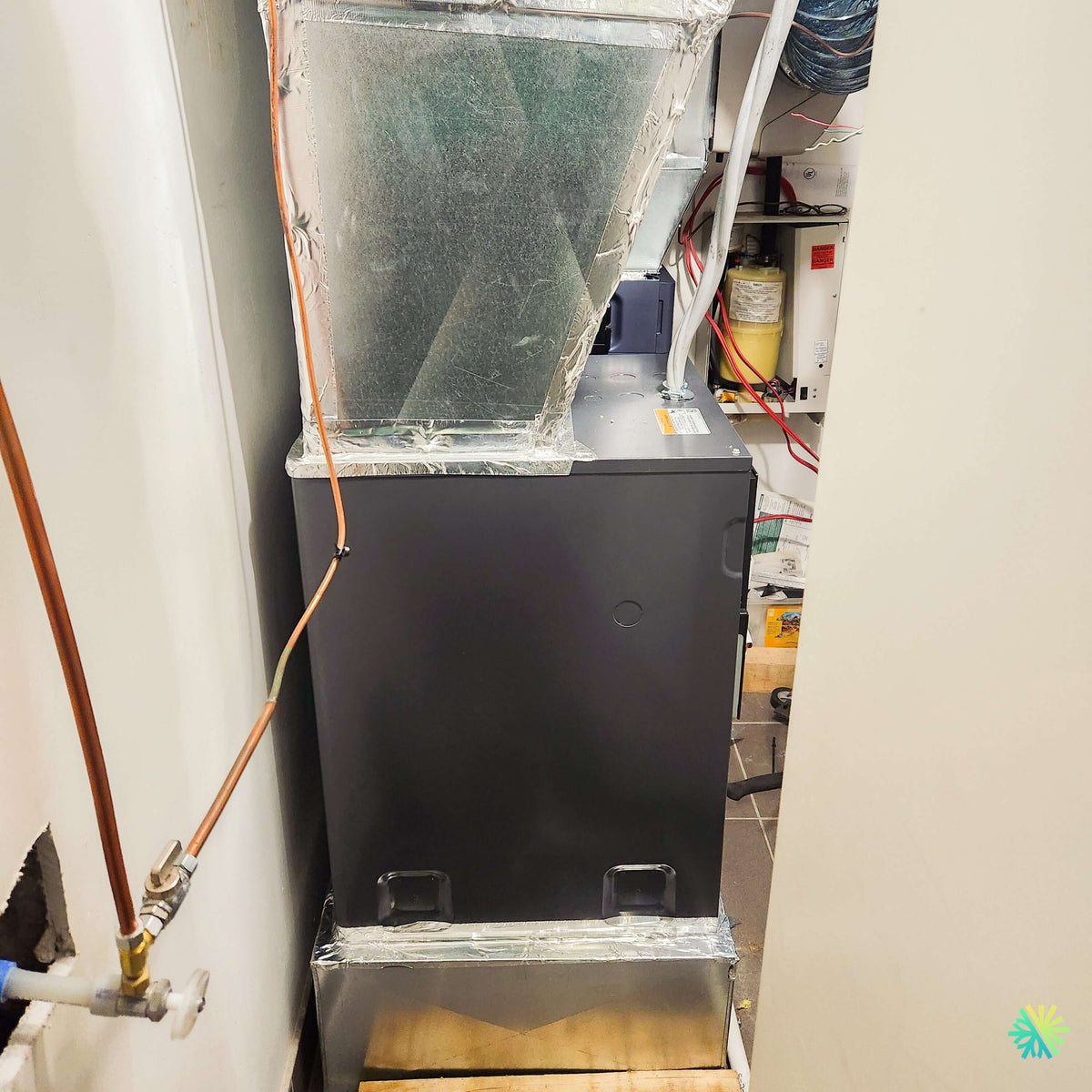 Installation d’une fournaise électrique MIDEA EVOX G3 dans un local mécanique étroit à Ange-Gardien, en Montérégie