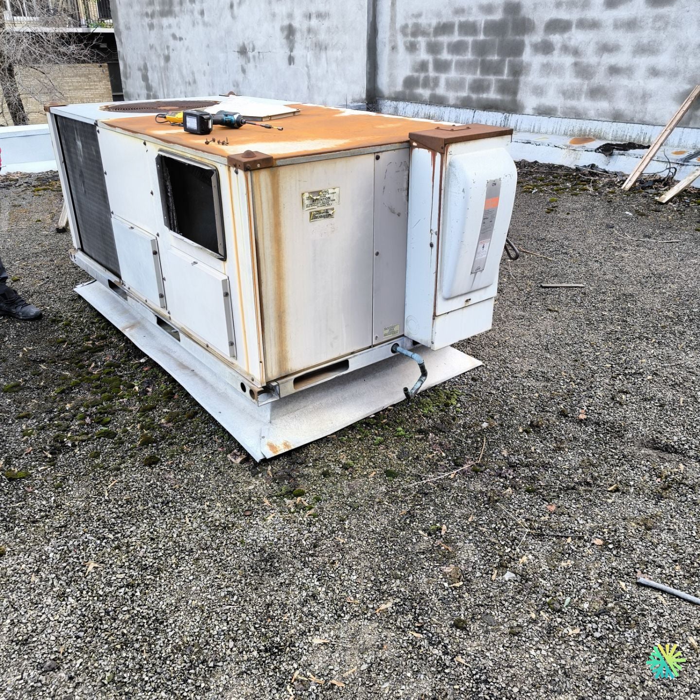 Nettoyage d’un système de toit commercial à Lachine