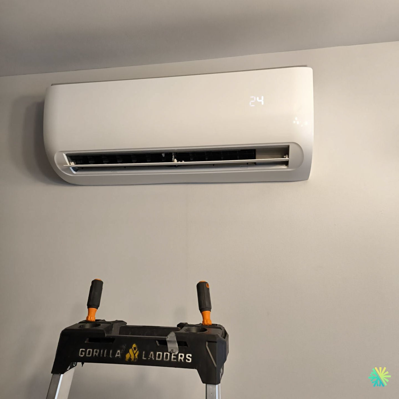 Installation d’une thermopompe murale Midea dans un condo à Ville-Marie