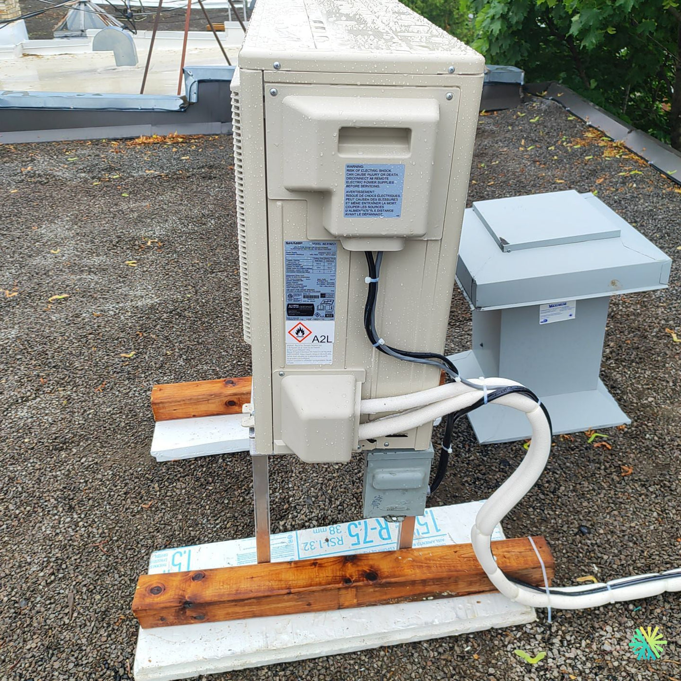 Nettoyage d’une thermopompe sur toit à Saint-Laurent