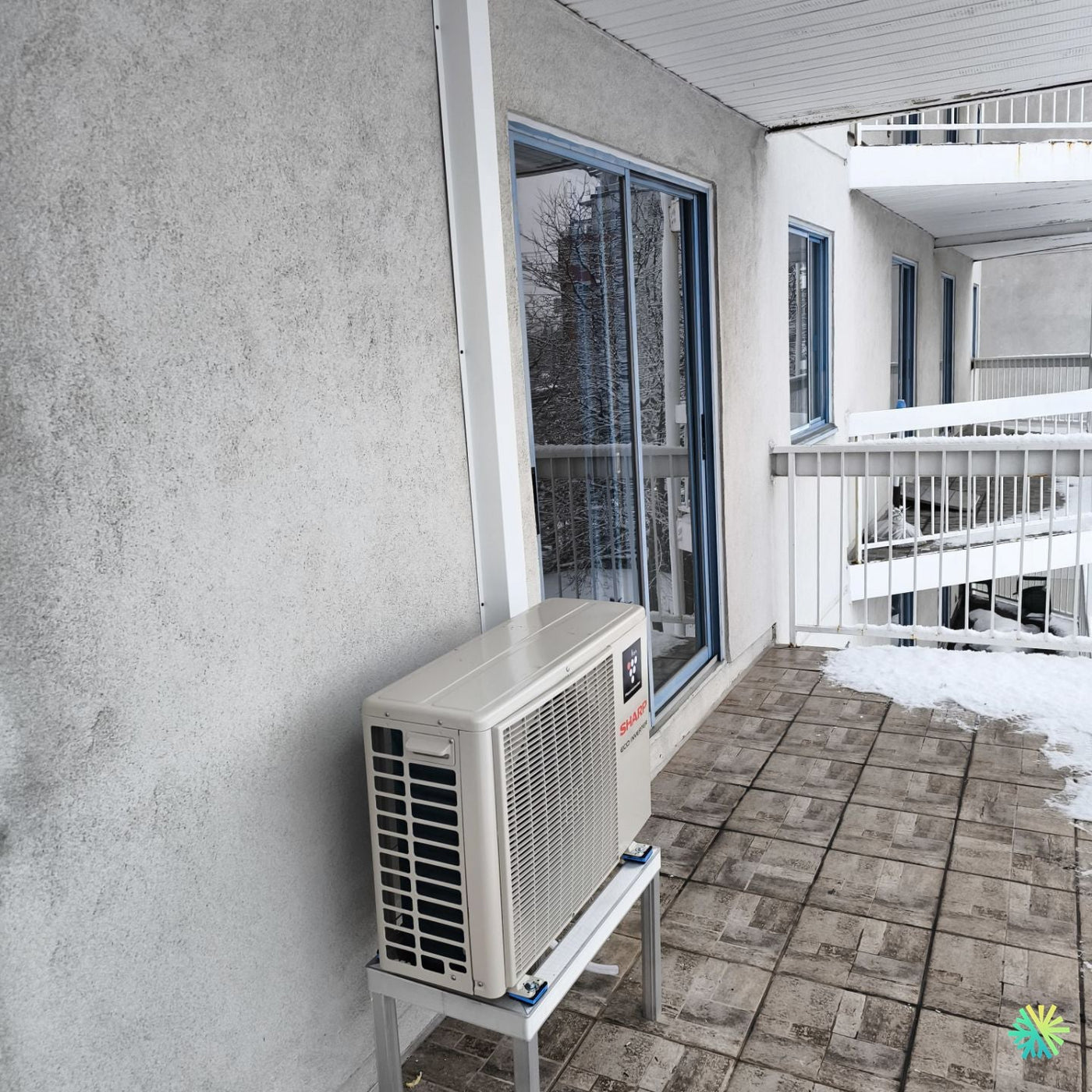 Installation d’une Sharp (gamme ZU1, R-32) thermopompe murale à Île-des-Sœurs