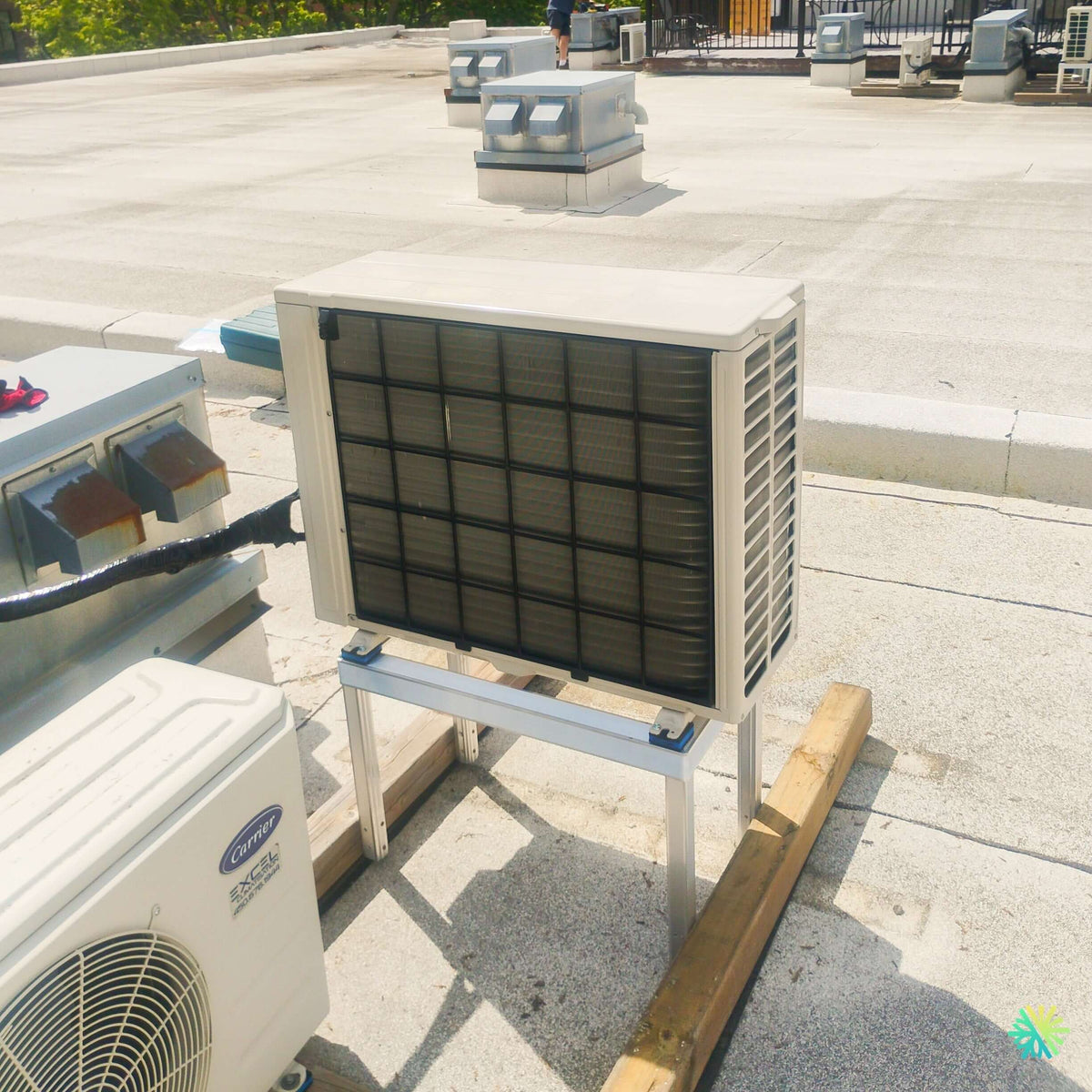 Installation d’une thermopompe murale Fujitsu AIRSTAGE Altair 700 sur toit à Notre-Dame-de-l'Île-Perrot