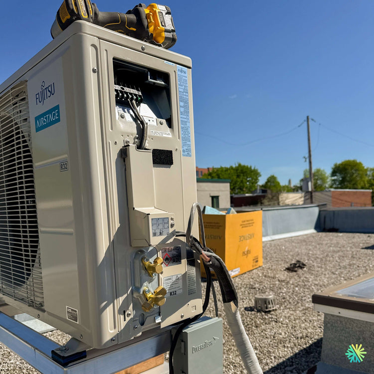 Installation d’une thermopompe murale Fujitsu AIRSTAGE Altair 700 sur toiture à Les Coteaux