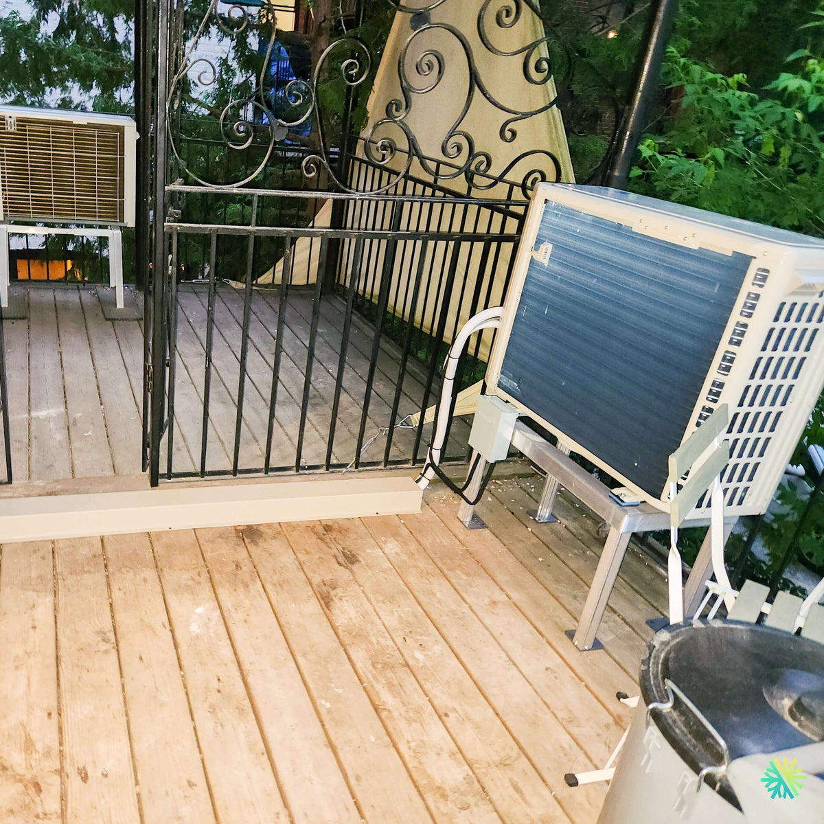 Installation d’une thermopompe murale Hitachi airHome 400 sur une terrasse résidentielle à Montréal