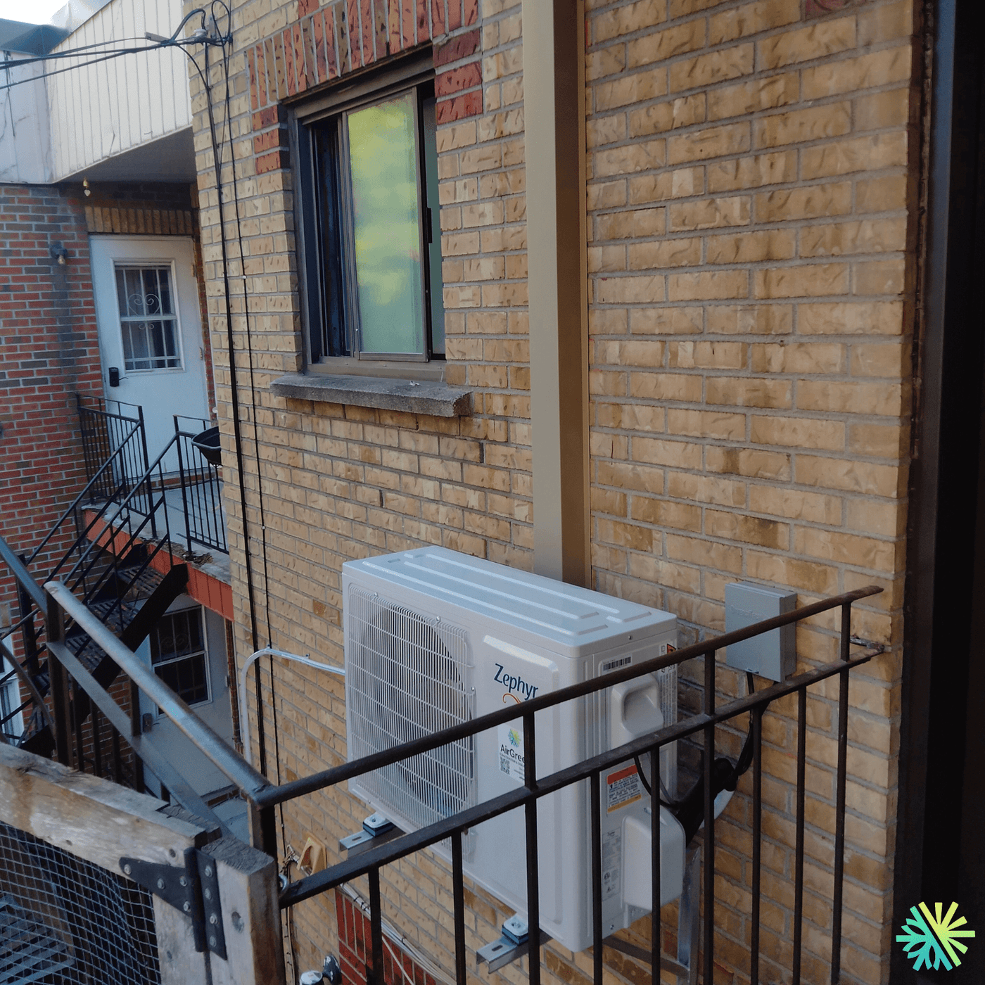 Installation d’une thermopompe murale Zephyr sur balcon arrière – Plateau-Mont-Royal (Montréal)