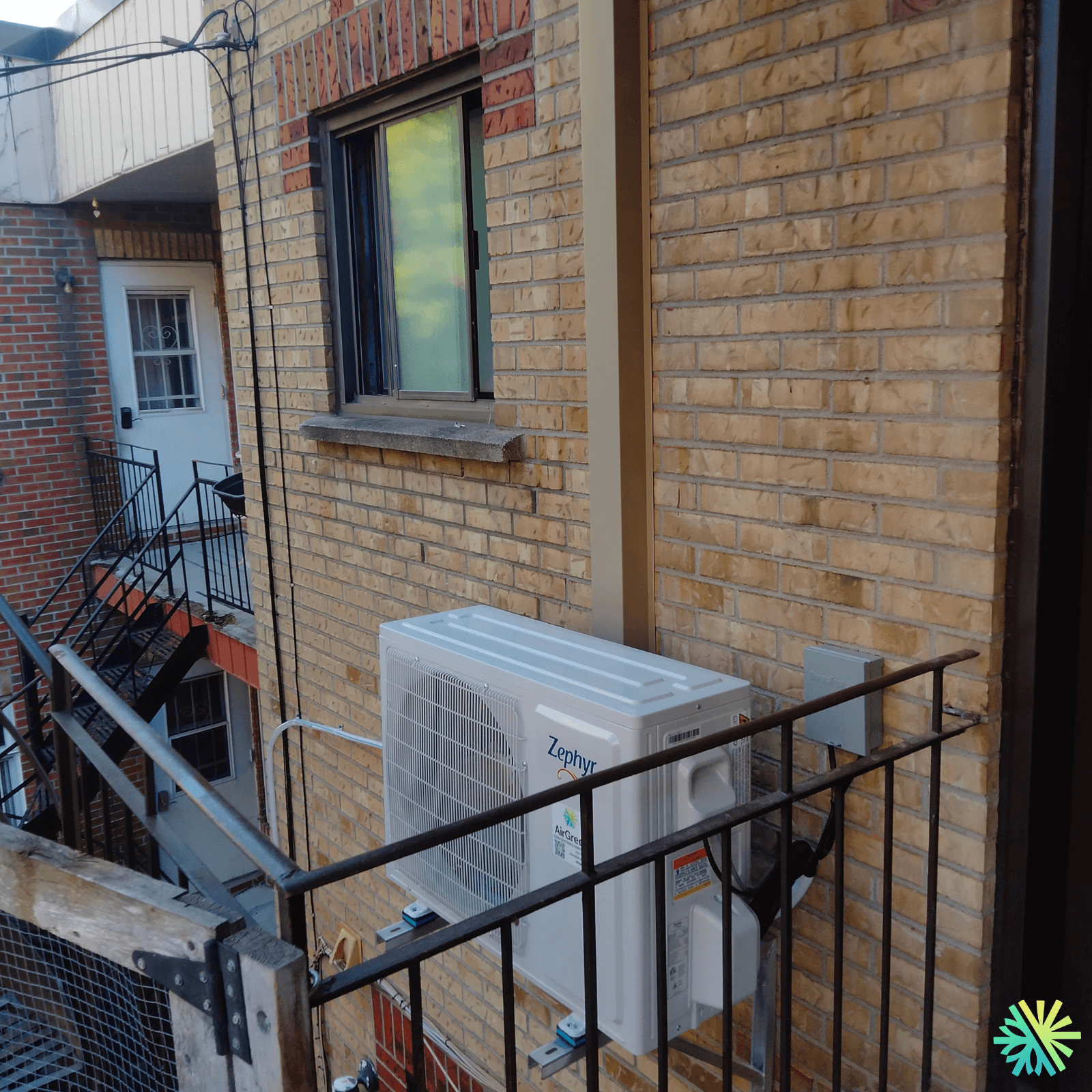 Installation d’une thermopompe murale Zephyr sur balcon arrière – Plateau-Mont-Royal (Montréal)