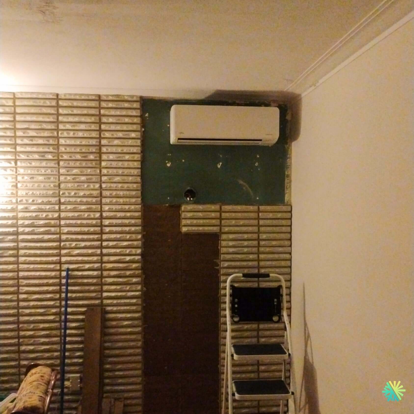 Installation d’une thermopompe murale Fujitsu ALTAIR 300 Mini Split à Baie-D’Urfé : une intégration CVAC soignée dans un espace intérieur au cachet architectural marqué