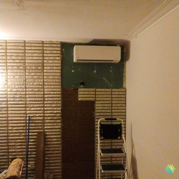 Installation d’une thermopompe murale Fujitsu ALTAIR 300 Mini Split à Baie-D’Urfé : une intégration CVAC soignée dans un espace intérieur au cachet architectural marqué