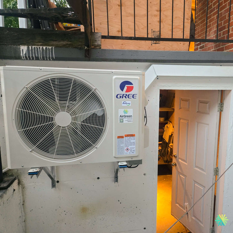 Installation d’une thermopompe GREE FREE MATCH R32 DoubleZone 2 têtes à Montréal avec unité extérieure murale en cour urbaine