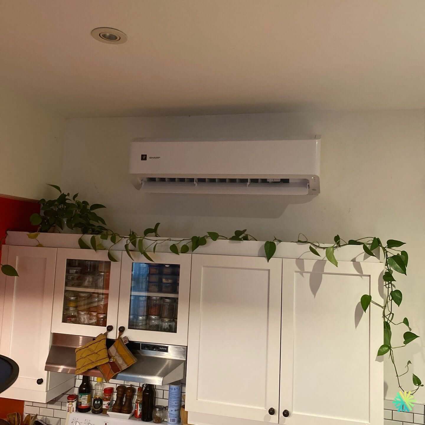 Installation d’une Sharp thermopompe murale dans une cuisine à Rosemont–La Petite-Patrie