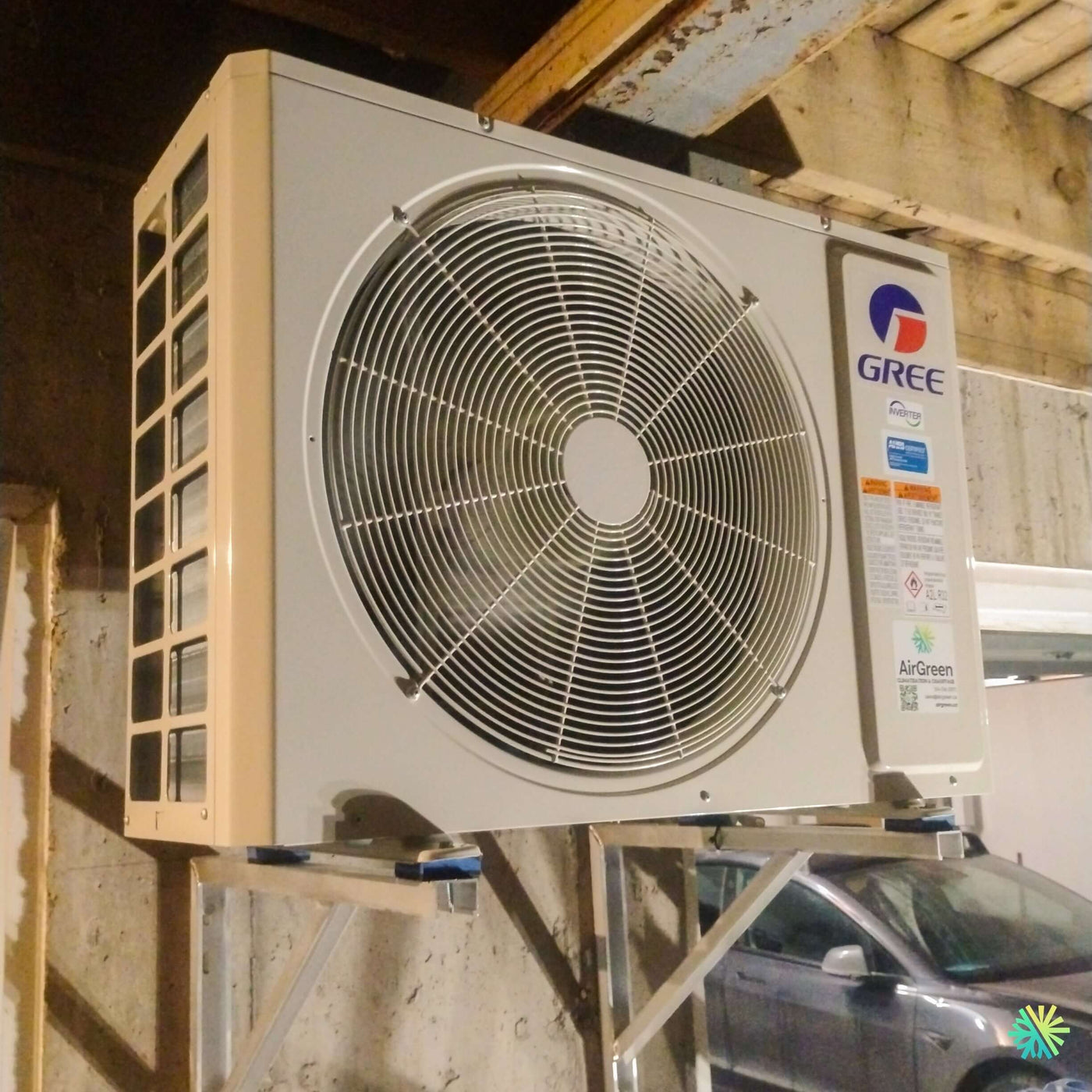 Installation d’une thermopompe murale GREE LIVO R32 à Fabreville, Laval : un mini split installé en hauteur dans un espace couvert avec supports renforcés