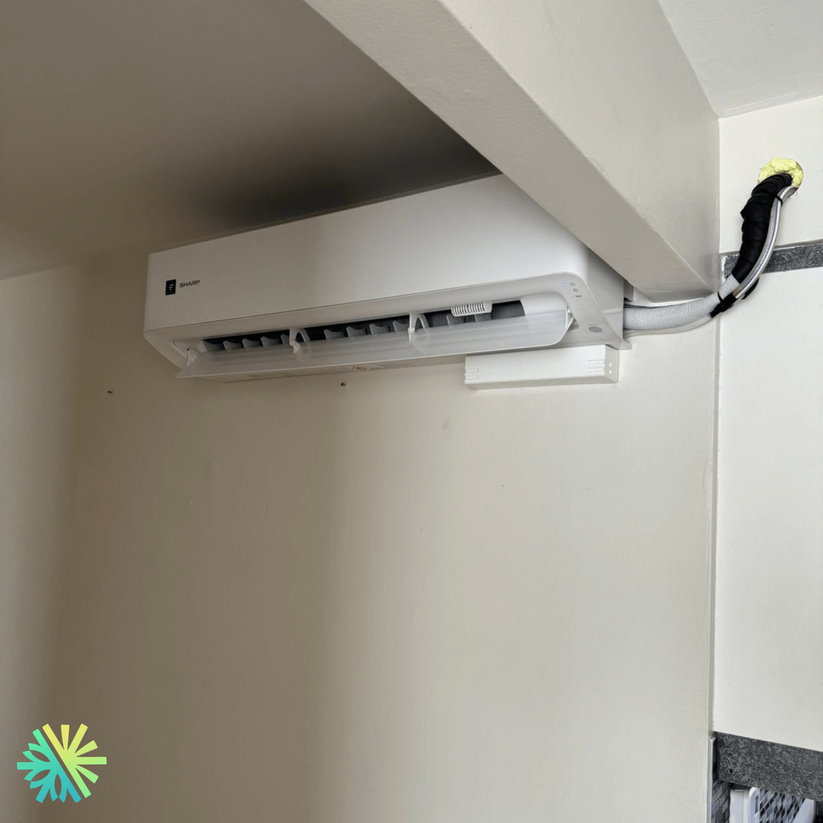 Installation d'une thermopompe murale Sharp ZU1 sur la Rive-Nord de Montréal