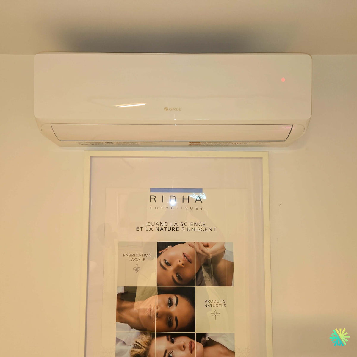 Installation d’une thermopompe murale GREE CHARMO R32 à Côte Saint-Luc dans un espace commercial esthétique