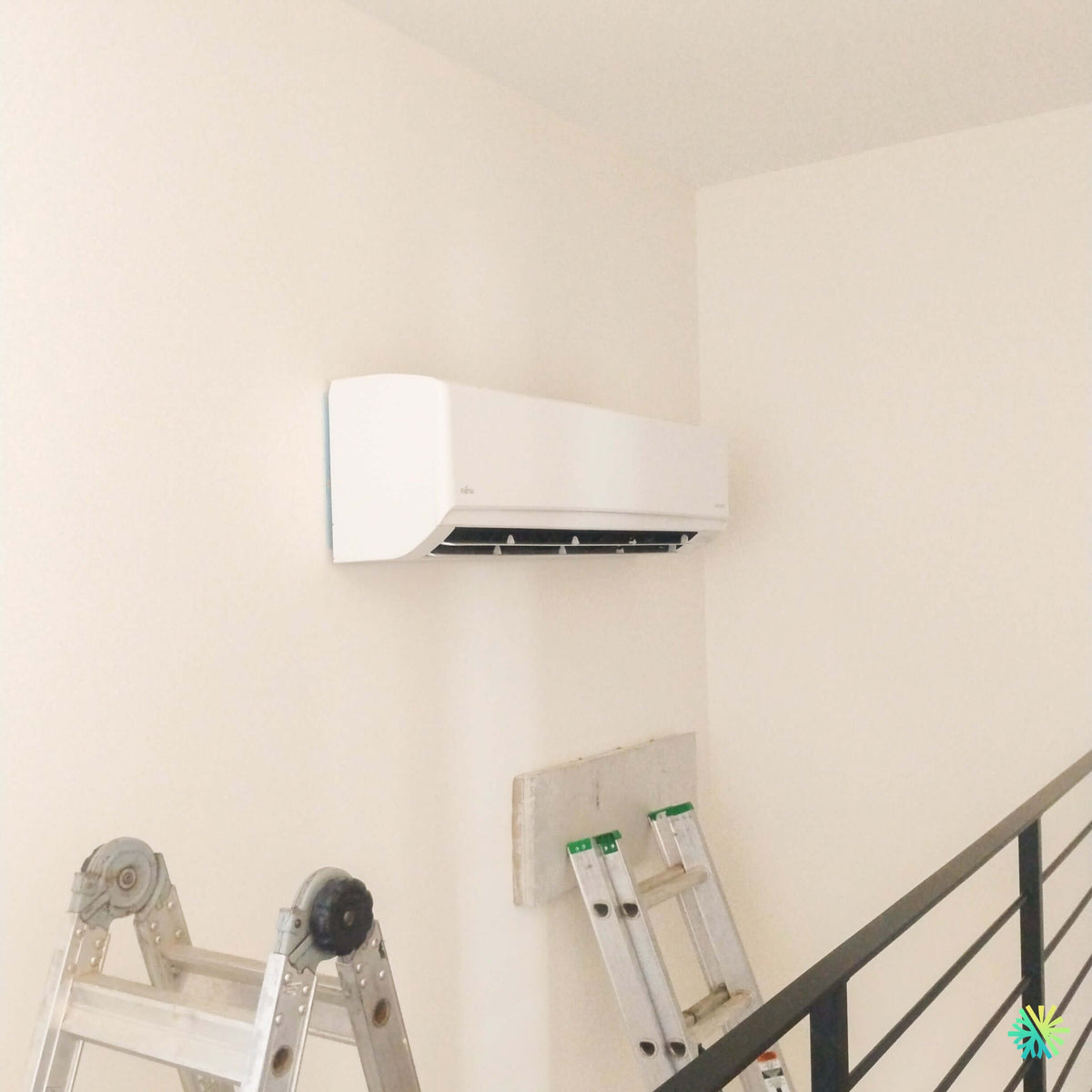 Installation d’une thermopompe murale FUJITSU AIRSTAGE Orion XLTH+ à Sainte-Anne-de-Sabrevois : intégration en hauteur près d’un escalier pour mieux répartir le confort