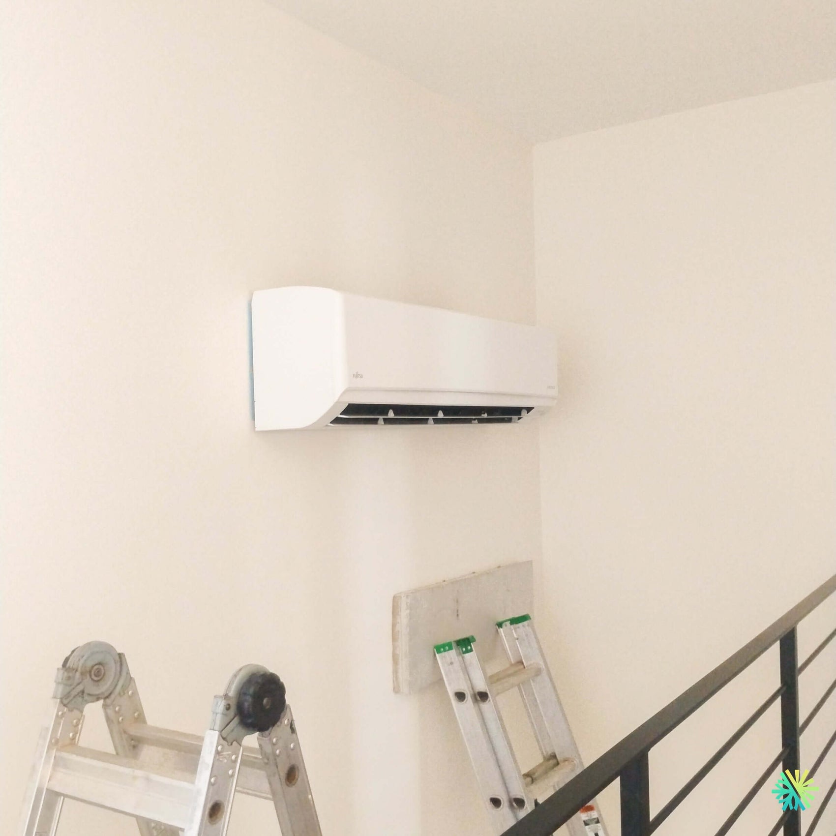 Installation d’une thermopompe murale FUJITSU AIRSTAGE Orion XLTH+ à Sainte-Anne-de-Sabrevois : intégration en hauteur près d’un escalier pour mieux répartir le confort