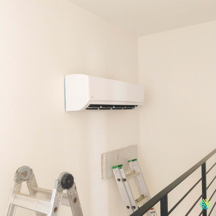 Installation d’une thermopompe murale FUJITSU AIRSTAGE Orion XLTH+ à Sainte-Anne-de-Sabrevois : intégration en hauteur près d’un escalier pour mieux répartir le confort