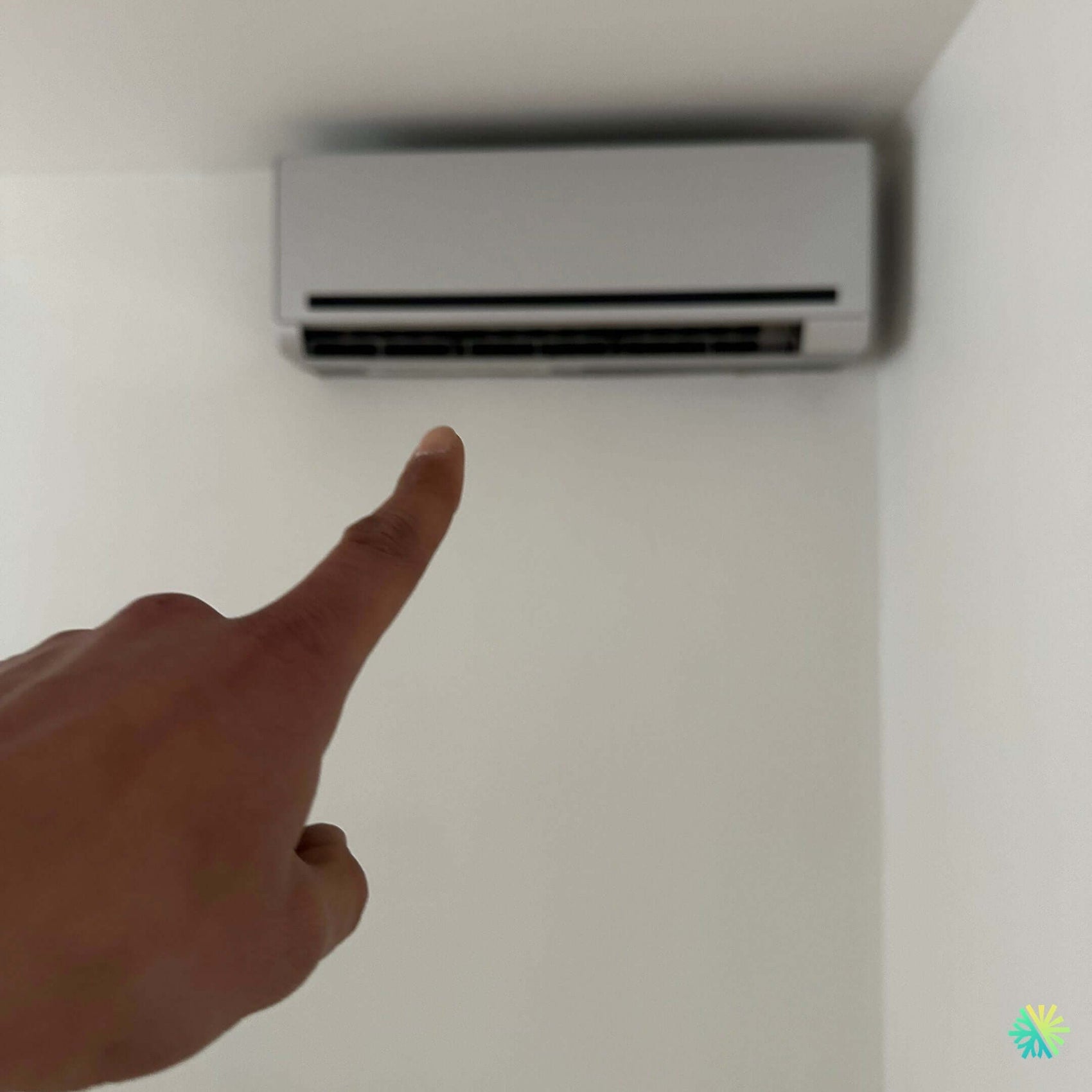 Appel de service pour une thermopompe murale Midea à Longueuil