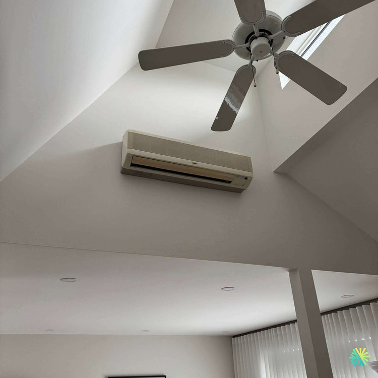 Installation d’une thermopompe murale Gree dans une maison à Saint-Laurent