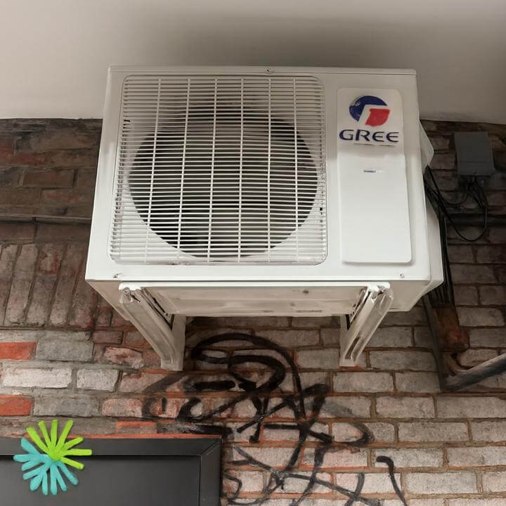 Installation d'une Thermopompe Murale Gree Crossover à Westmount, Montréal dans un intérieur moderne avec carreaux blancs.