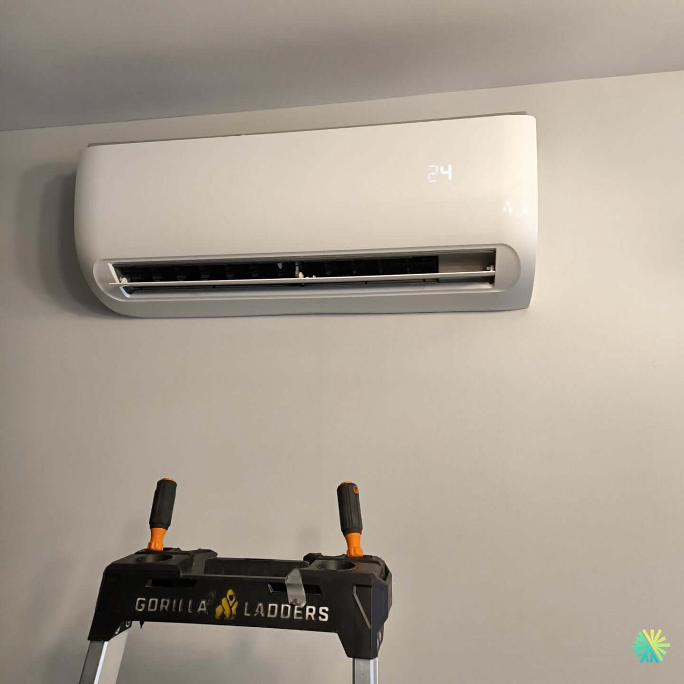 Installation d’une thermopompe murale Midea dans un condo à Ville-Marie