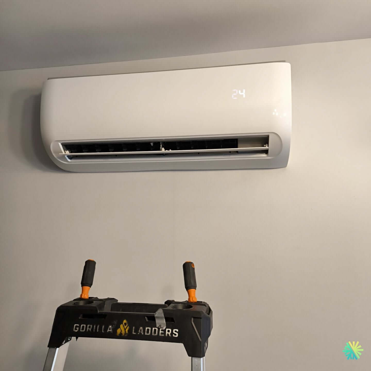 Installation d’une thermopompe murale Midea dans un condo à Ville-Marie