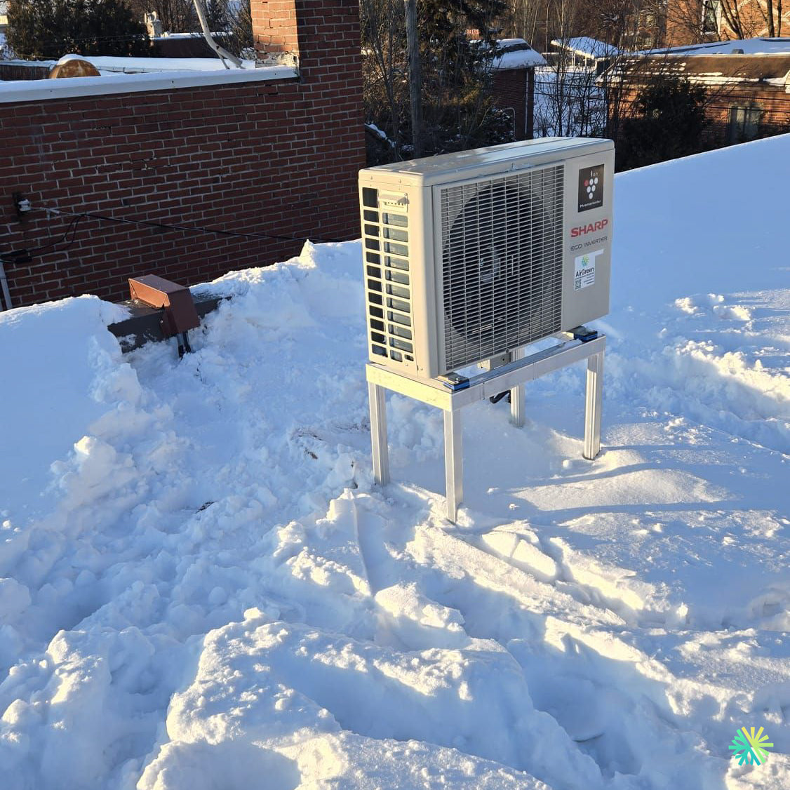 Installation d’une Sharp ZU1 thermopompe murale sur toit plat à Côte-des-Neiges–Notre-Dame-de-Grâce (NDG)