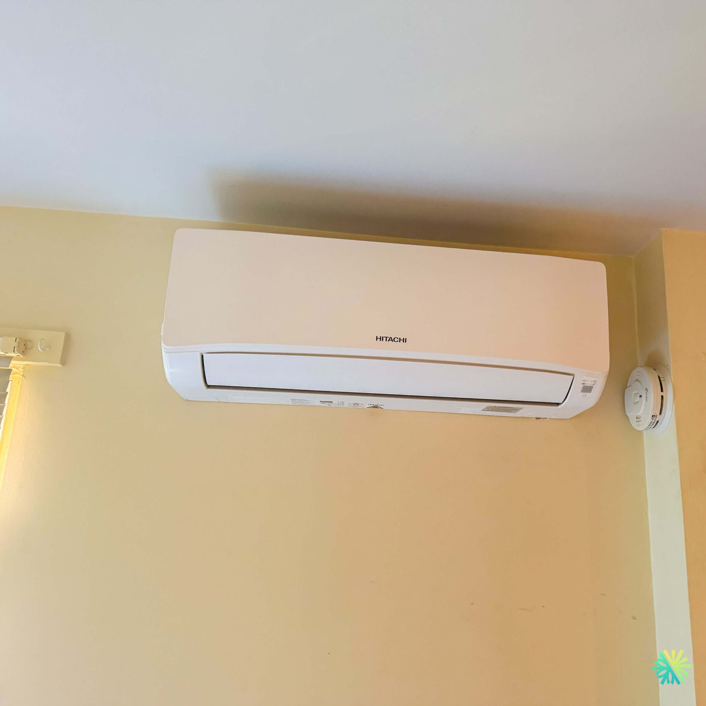 Installation d’une thermopompe murale Hitachi airHome 400 à Kirkland, dans l’Ouest-de-l’Île de Montréal