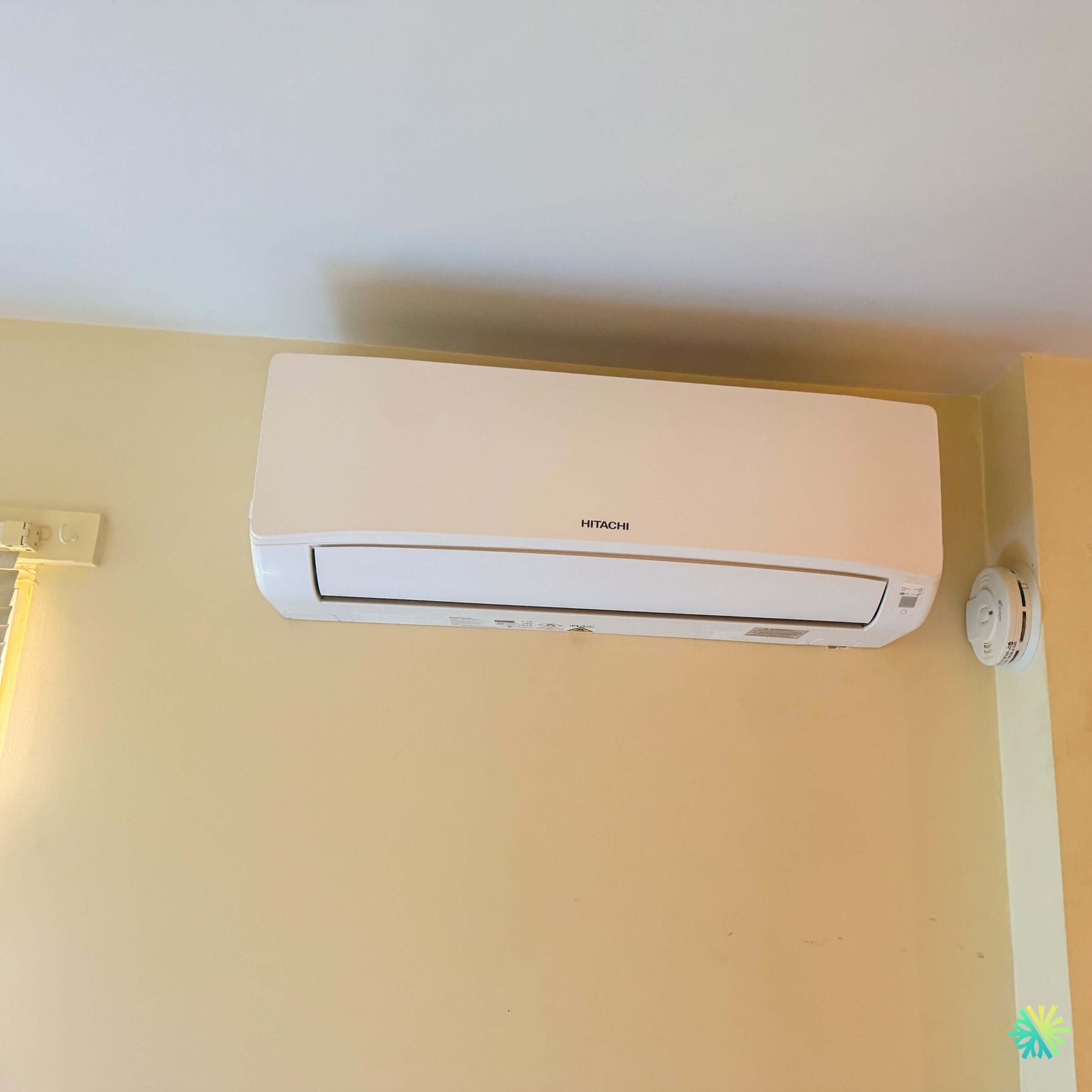Installation d’une thermopompe murale Hitachi airHome 400 à Kirkland, dans l’Ouest-de-l’Île de Montréal