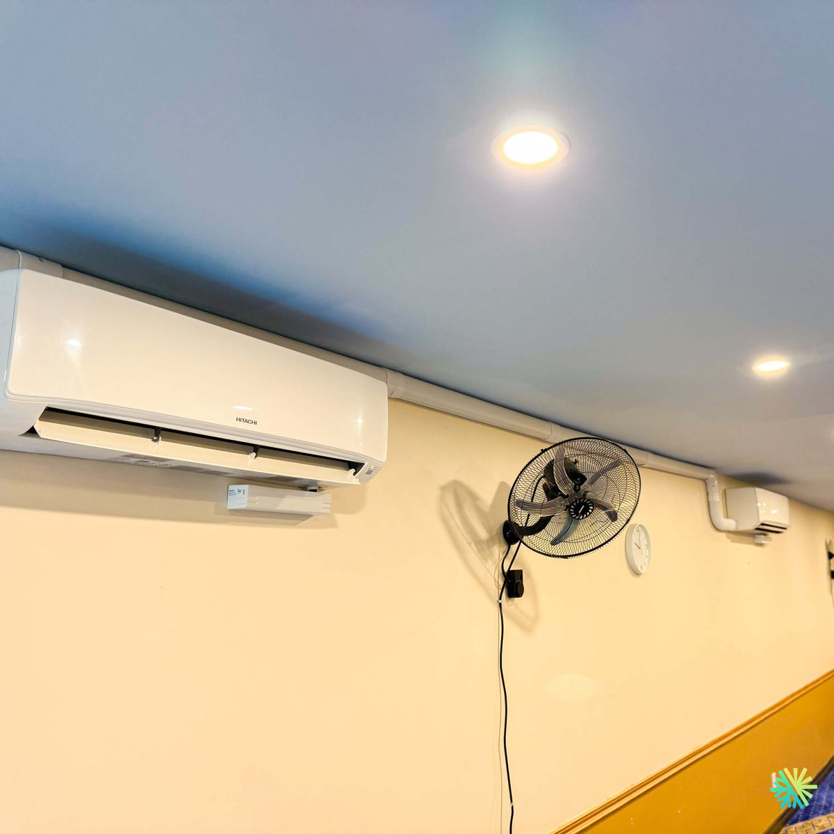 Installation de thermopompes murales Hitachi airHome 400 au Vieux-Port de Montréal