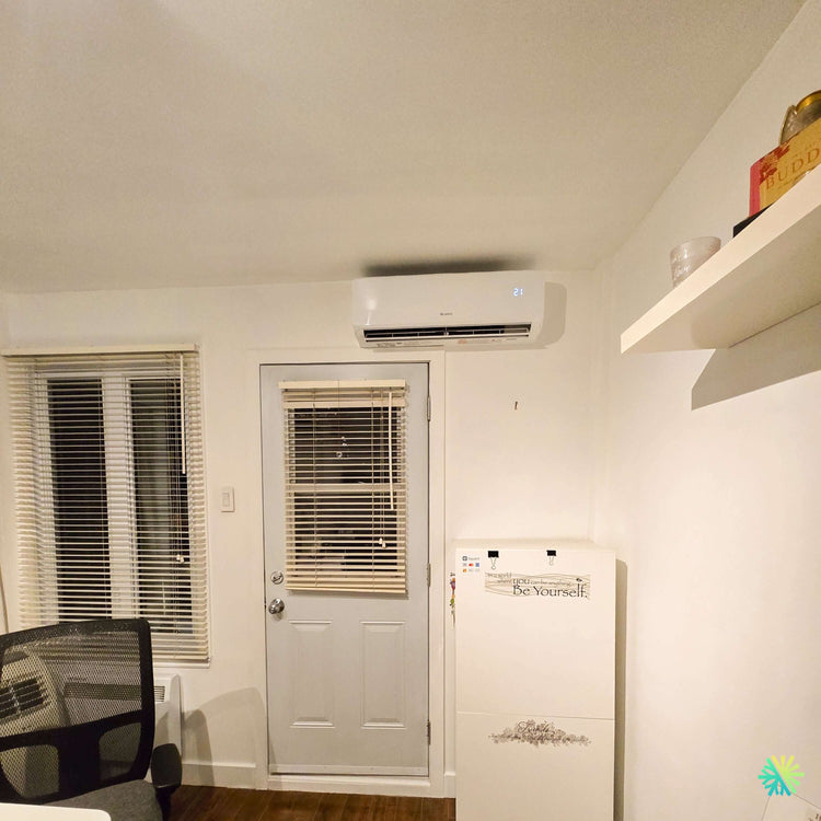 Installation d’une thermopompe 3 têtes GREE FREEMATCH R32 dans le secteur Saint-Louis, avec une unité murale intégrée au-dessus d’une porte extérieure