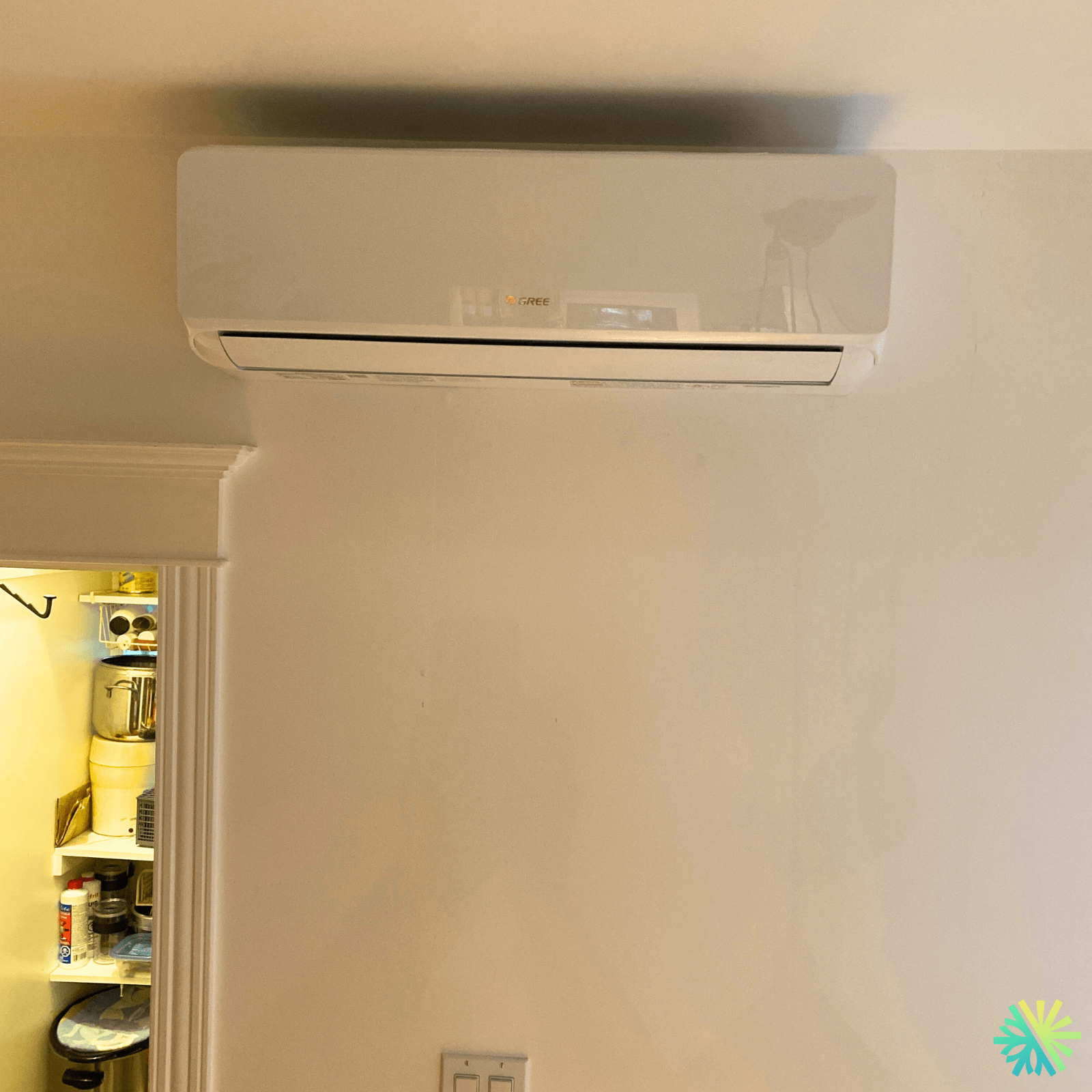 Installation d’une thermopompe murale Gree FreeMatch sur le Plateau-Mont-Royal