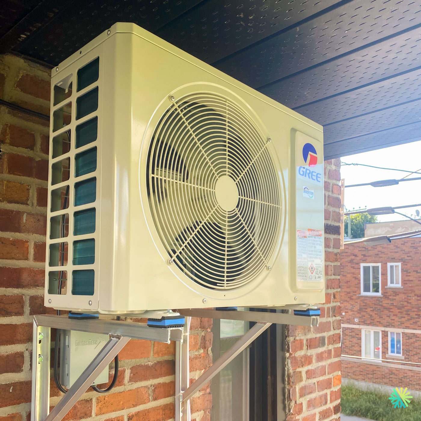 Installation d’une GREE CROSSOVER R32 Thermopompe Murale – Climatiseur – Mini Split à Fabreville, Laval