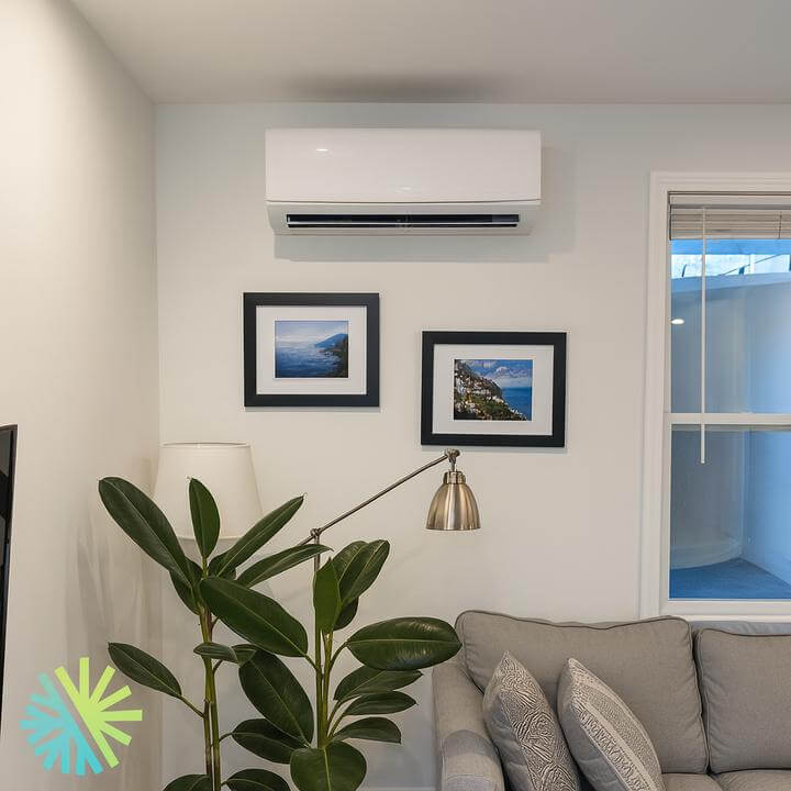 Installation d'une Tosot Lomo 23 Thermopompe Murale à Griffintown, Montréal intérieur salon avec climatiseur mural et plantes
