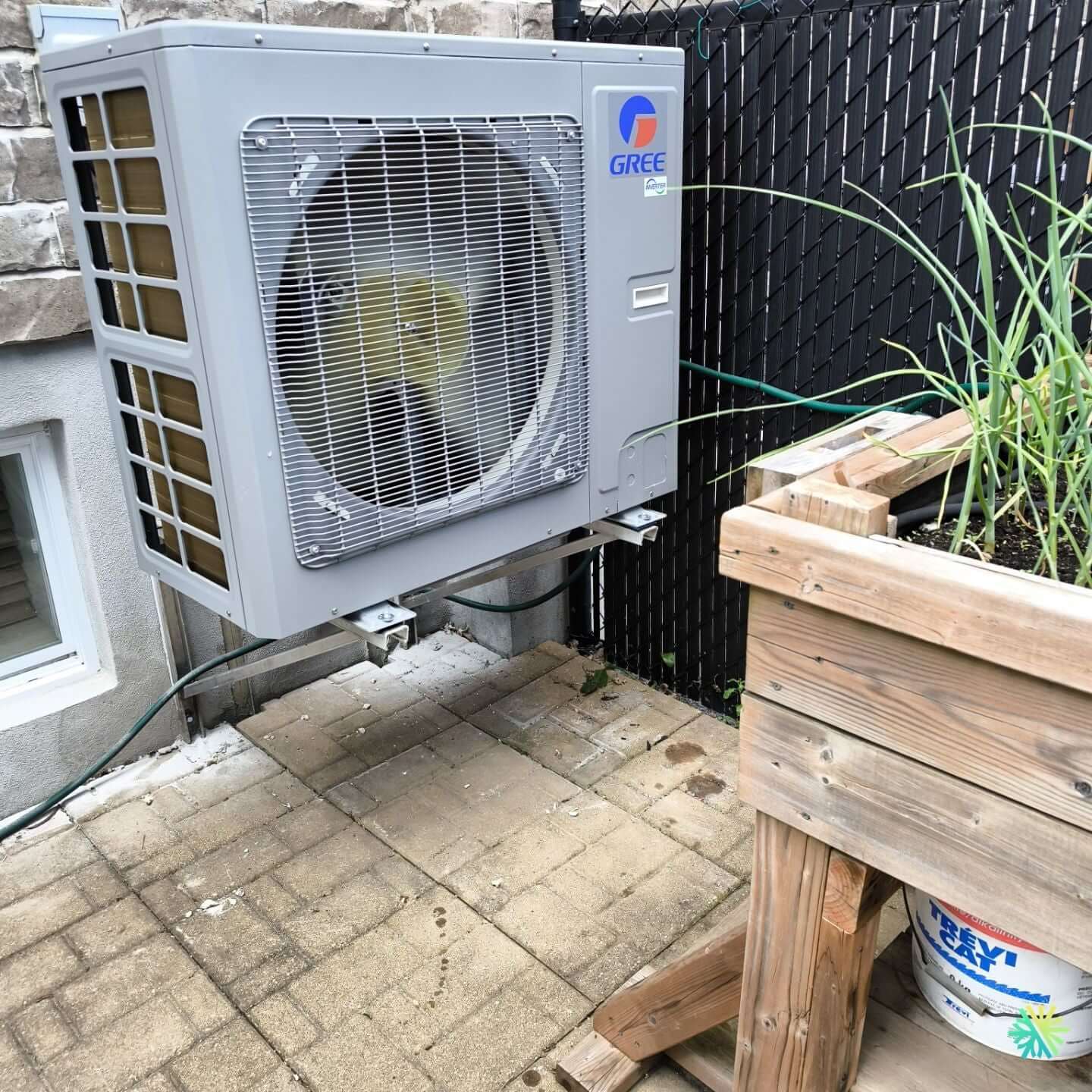 Installation d’une GREE thermopompe murale sur équerres à Chomedey (Laval)