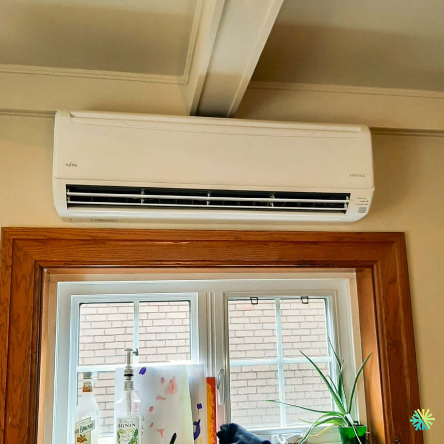 Installation d’une thermopompe murale Fujitsu AIRSTAGE à Saint-Césaire : une intégration précise au-dessus d’une fenêtre