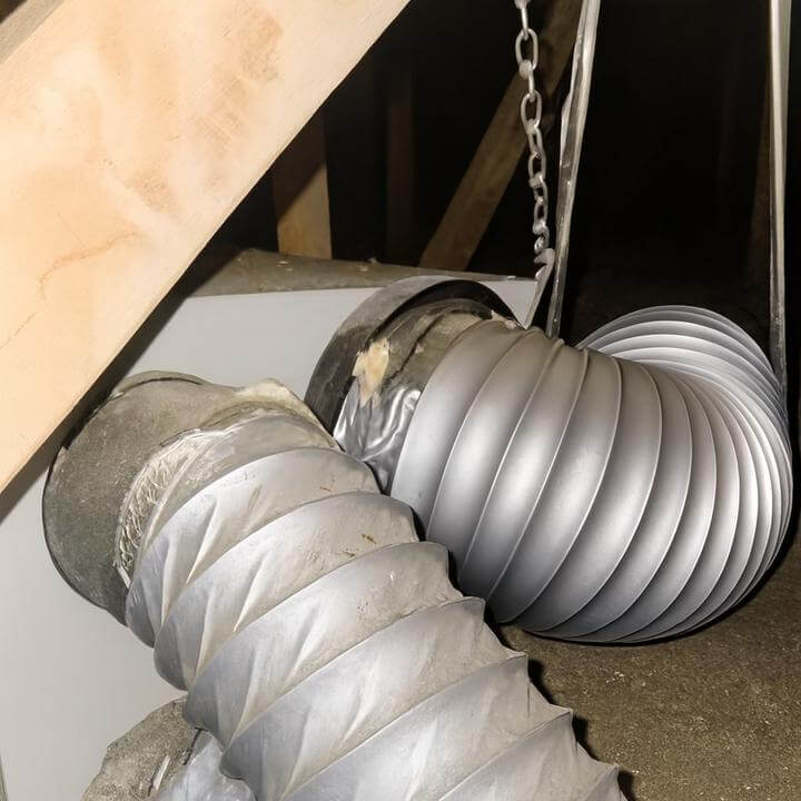 Système de conduits de déshumidificateur dans un espace commercial, illustrant quels sont les niveaux de bruit des déshumidificateurs commerciaux.