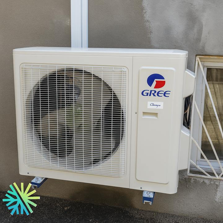 Installation d'une Thermopompe Murale Gree Sapphire à Lachine sur un mur extérieur en béton