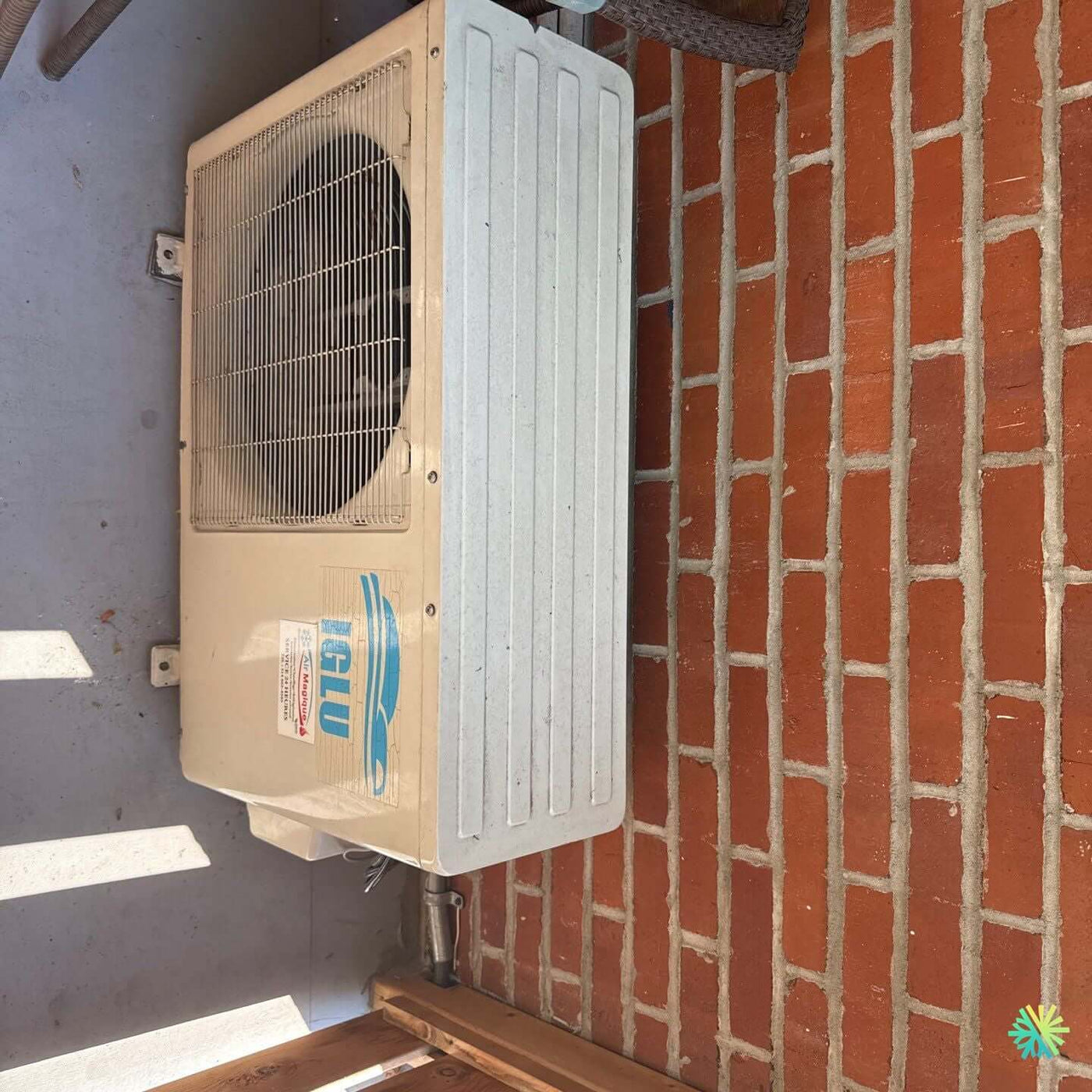 Nettoyage d’une unité extérieure de climatiseur mural à Pointe-Claire