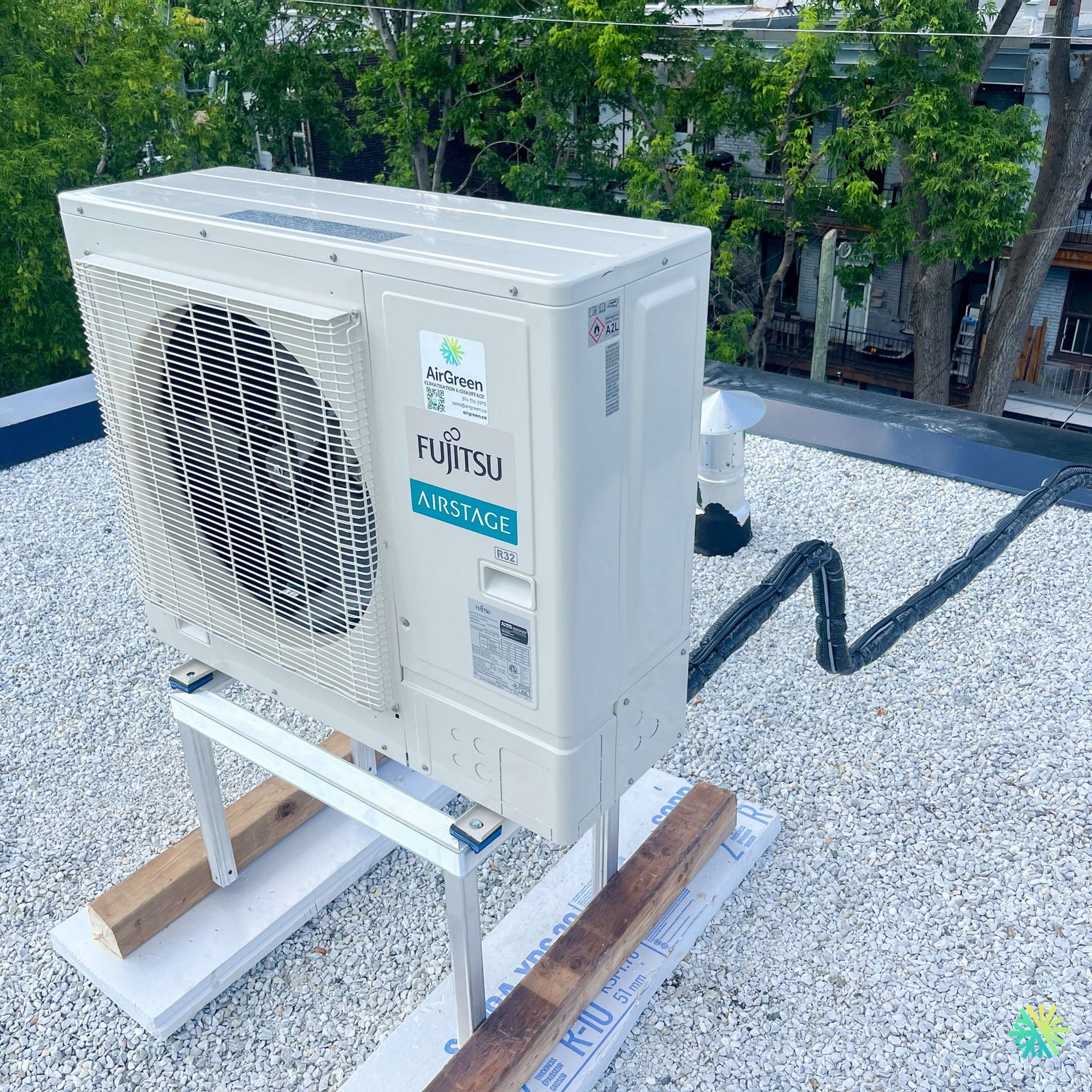 Installation d’une thermopompe murale Fujitsu AIRSTAGE Altair 500 sur toiture à Saint-Marc-sur-Richelieu