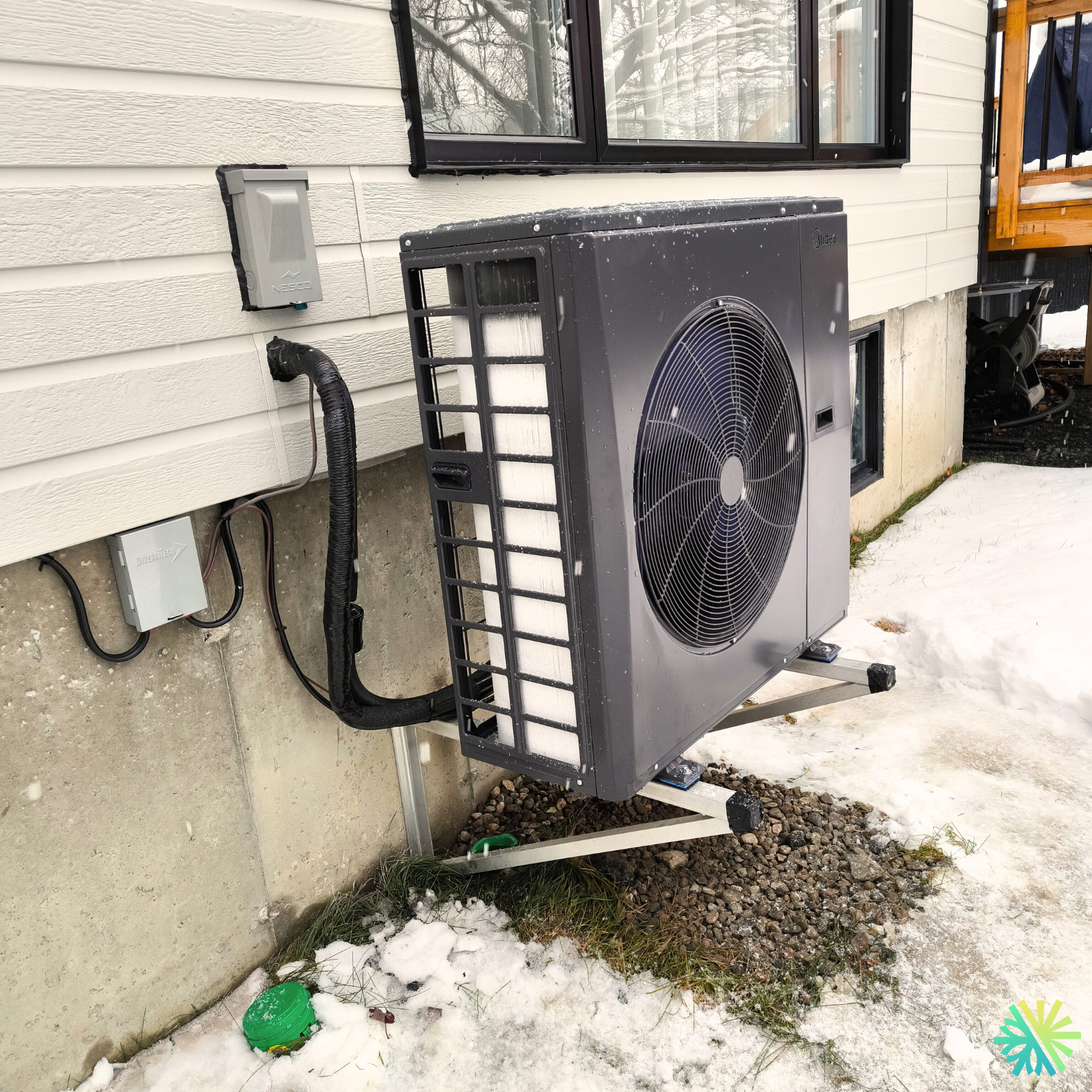 Installation d’une thermopompe murale Midea à Sainte-Dorothée (Laval) : confort quatre saisons, même en plein hiver