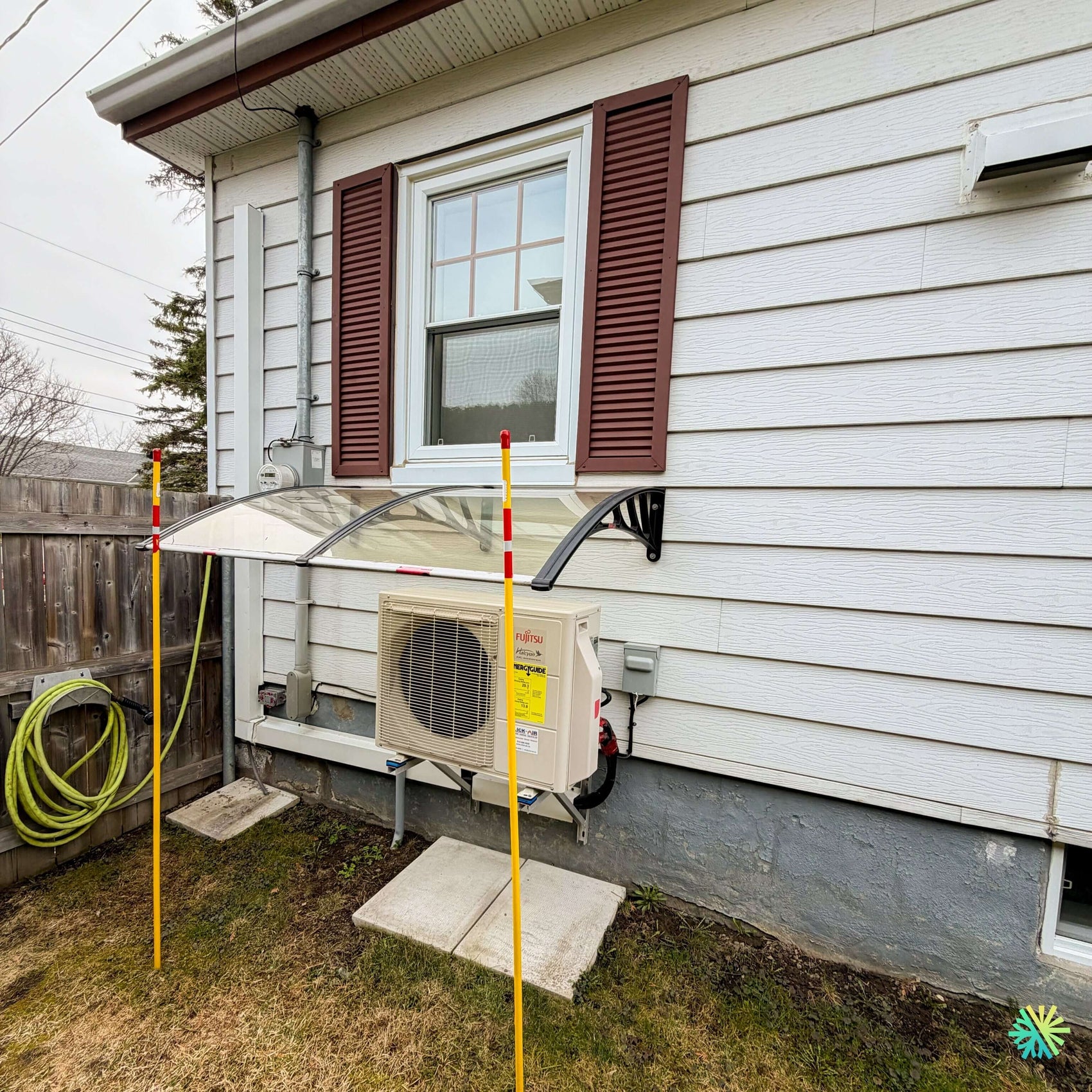 Installation d’une thermopompe murale FUJITSU ALTAIR 300 Mini Split à Ahuntsic-Cartierville, Montréal : une solution compacte, propre et adaptée à une façade résidentielle existante